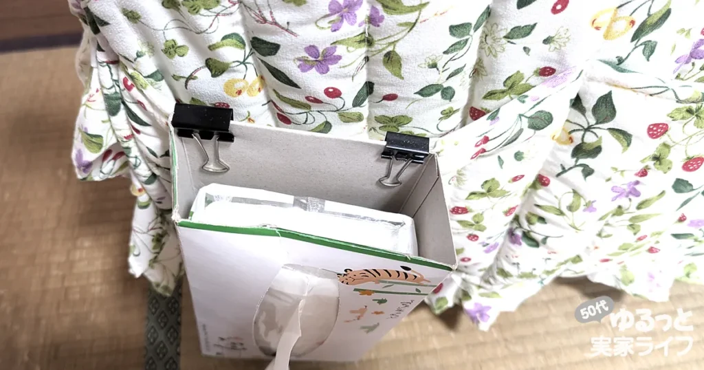 ティッシュケースの取りつけ部分が拡大された写真