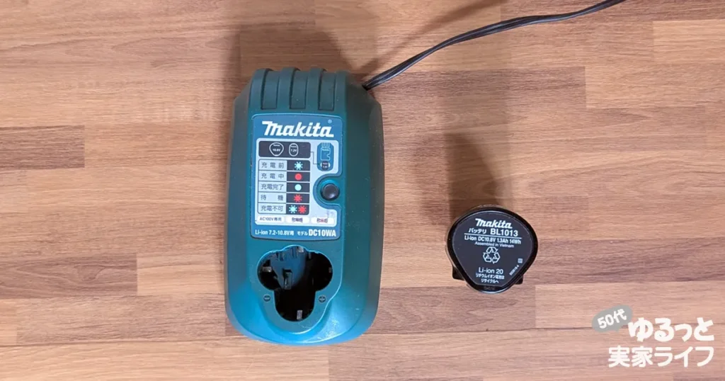 CL102D用のバッテリーと充電器の写真