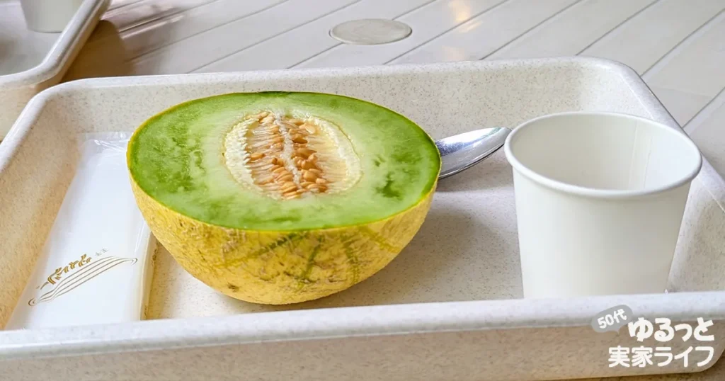 トレイに乗っている1/2玉の試食のメロンの写真